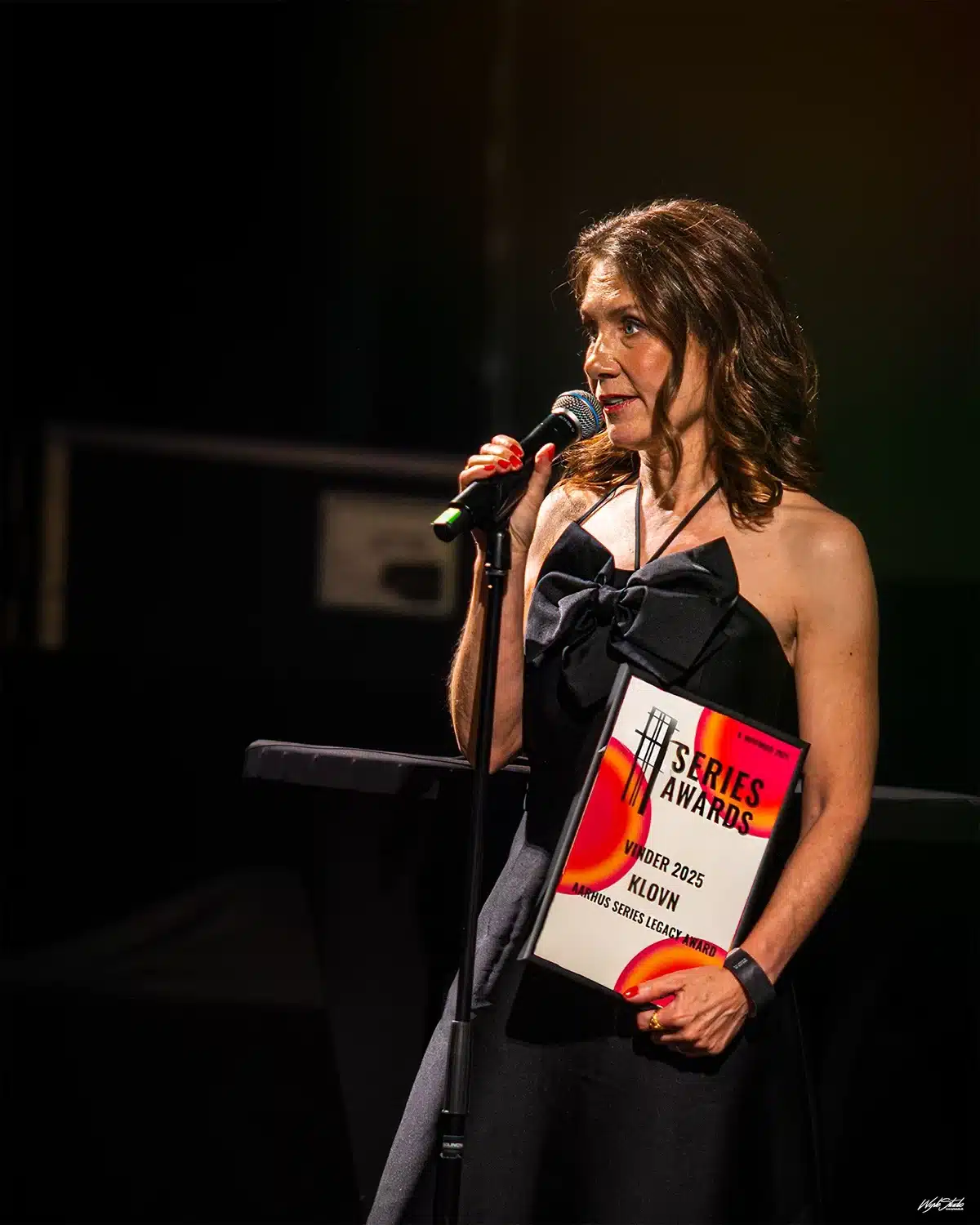 Skuespillere i Julen findes ikke på Aarhus Teater står og ligger på stole med mobiltelefoner