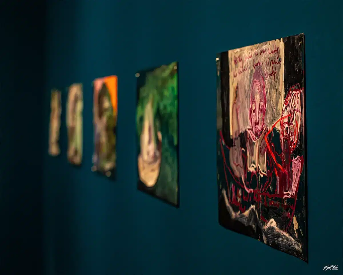 Nærbillede af Anna Boghiguians malede blikplader i To the Lighthouse-rummet på ARoS