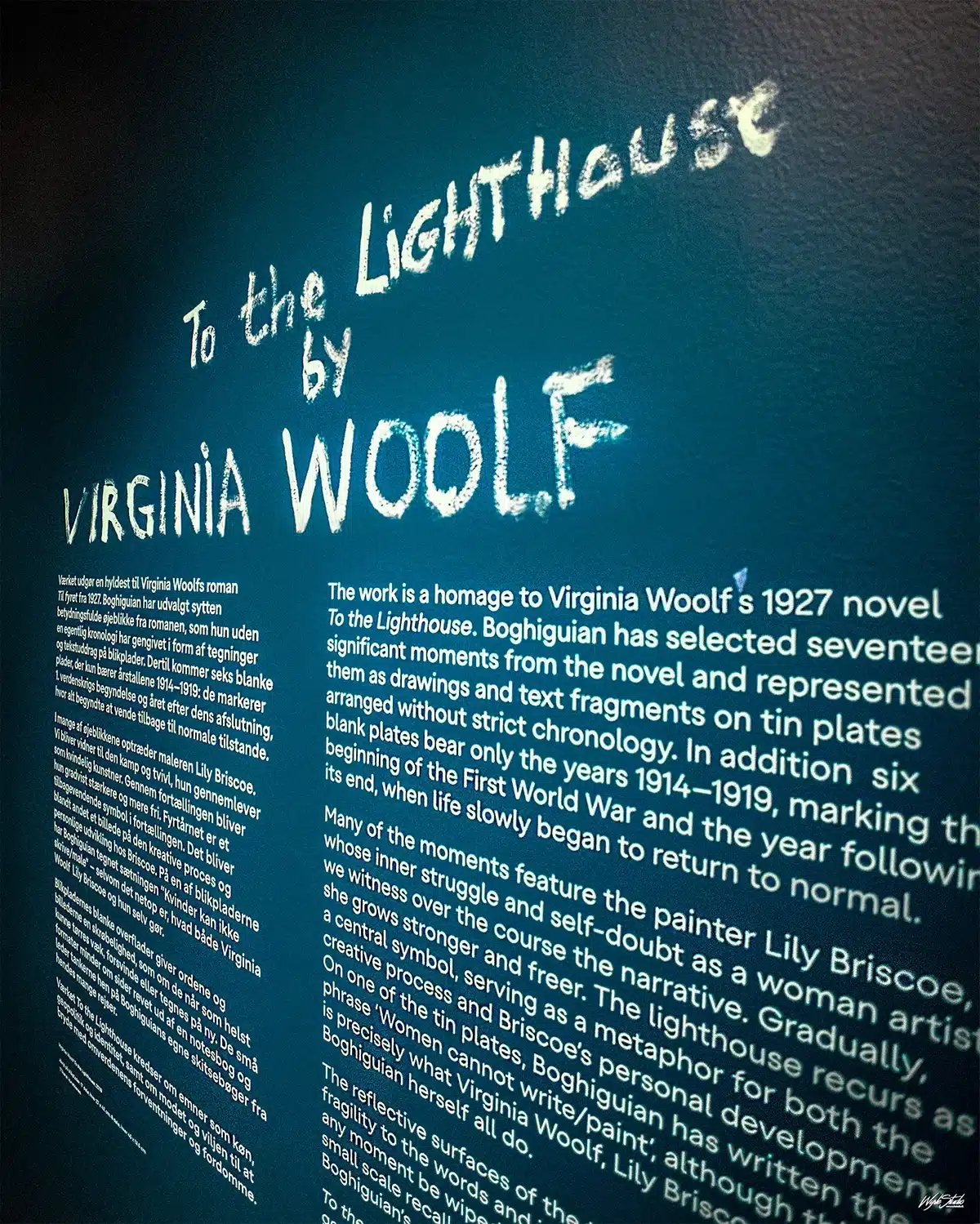 Nærbillede af vægteksten To the Lighthouse i kridtstil fra Anna Boghiguians udstilling på ARoS
