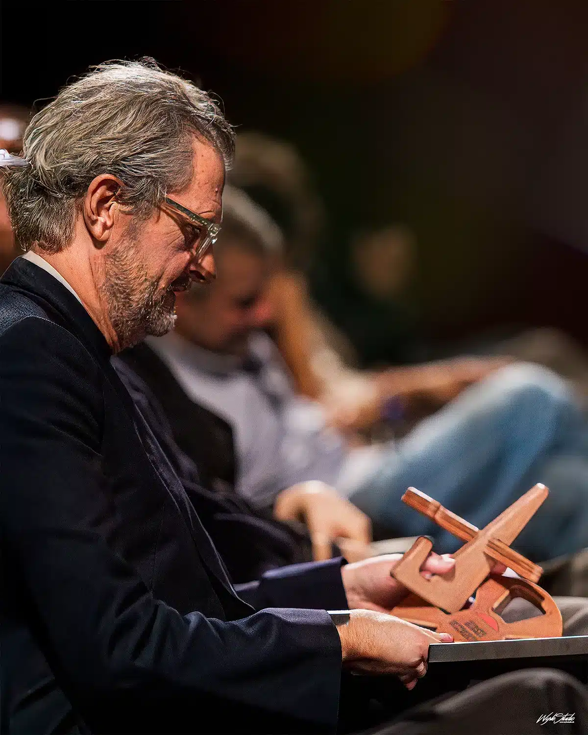 Hannah og Laust åbner julekassen i Julen findes ikke på Aarhus Teater