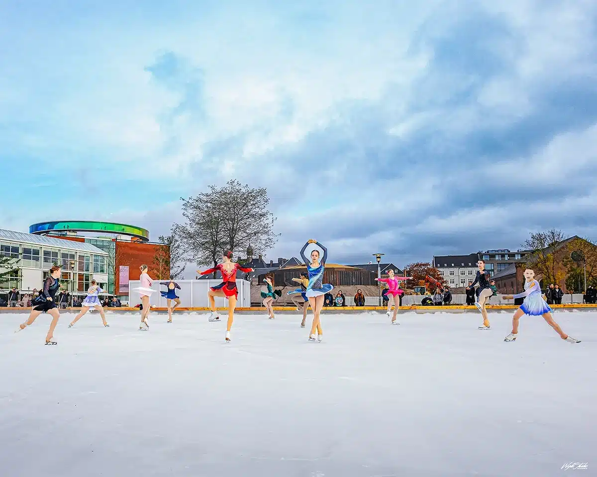 Piger fra Aarhus Skøjteklub optræder på isen til musik ved Skøjtebanen Musikhusparken