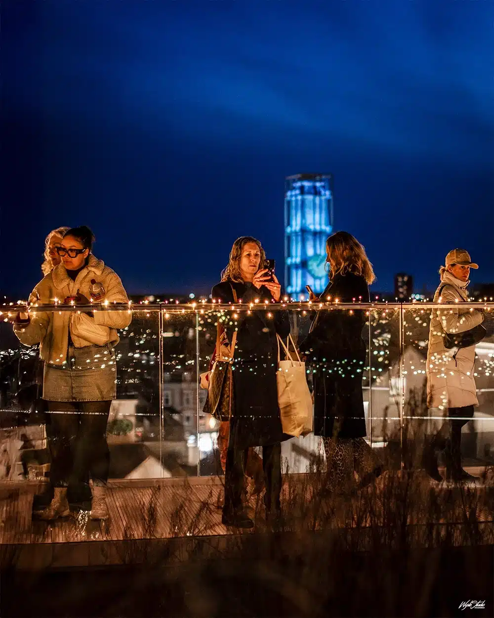 Platform med glasværn i Salling Christmas Garden med udsigt til Aarhus skyline om aftenen