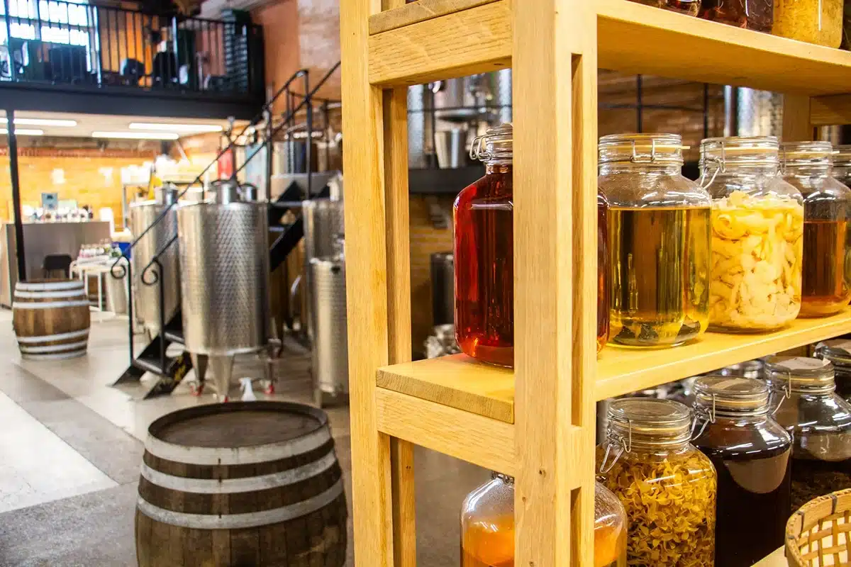 Produktionshallen hos Njord Gin med kobberkedel og prøveflasker på hylderne