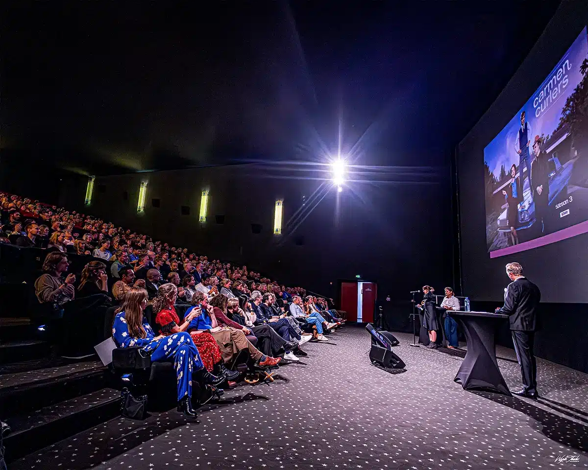 Publikum følger intenst med, mens Series Awards 2025 uddeles fra scenen i VUE Biografen med stor sal og lærred i baggrunden