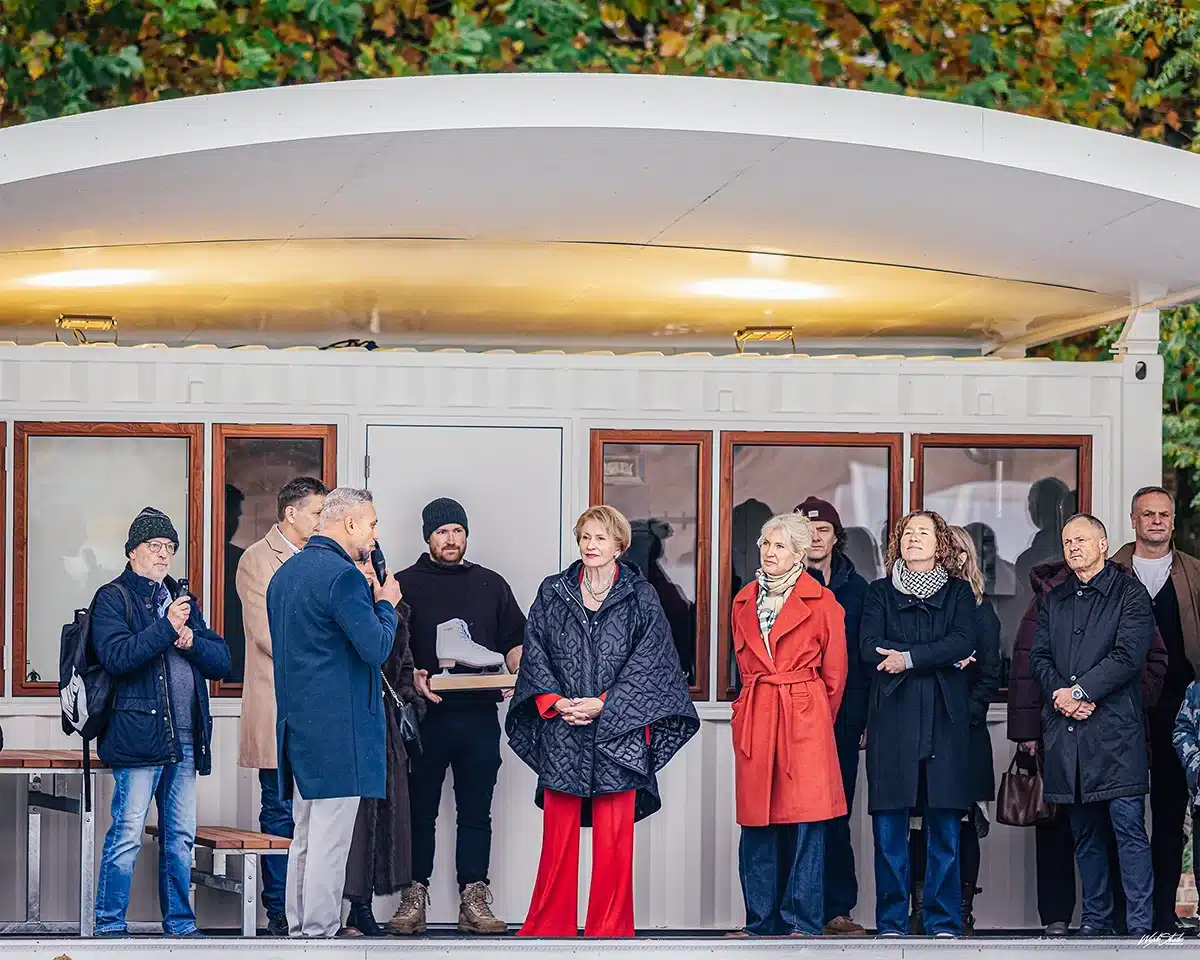 Rådmand Rabih Azad-Ahmad og Karin Salling under åbningstalen ved Skøjtebanen Musikhusparken
