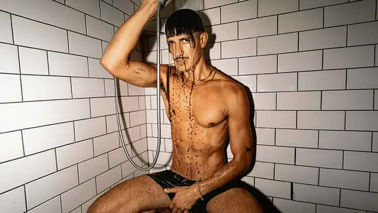 Tobias Rahim på scenen i intens stemning, dansk pop- og R&B-artist klar til NorthSide 2026.