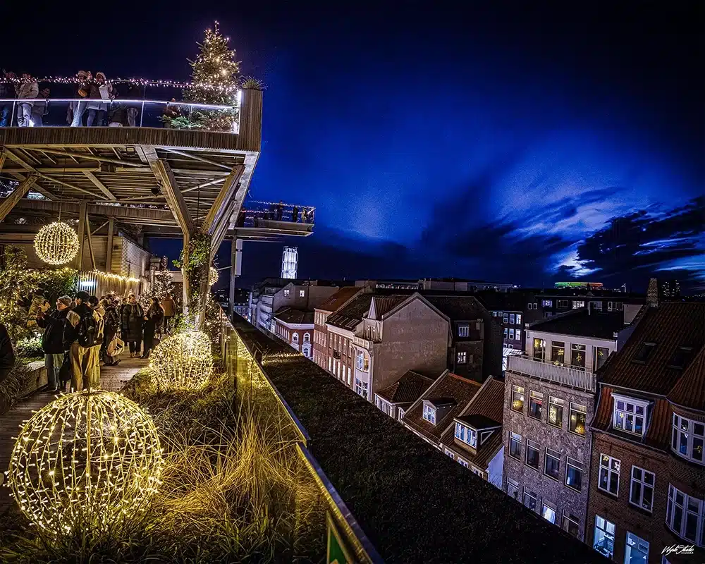 Udsigt over trappen op til Salling Christmas Garden på flere niveauer