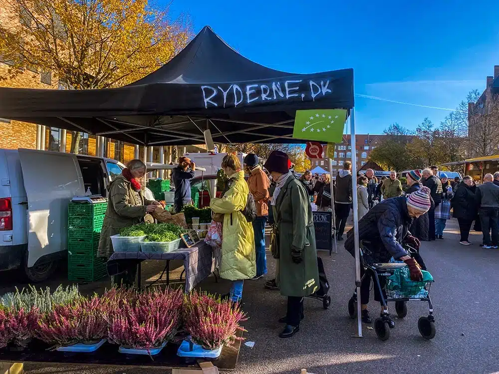 Handel ved et af boderne på Ingerslev Boulevard marked