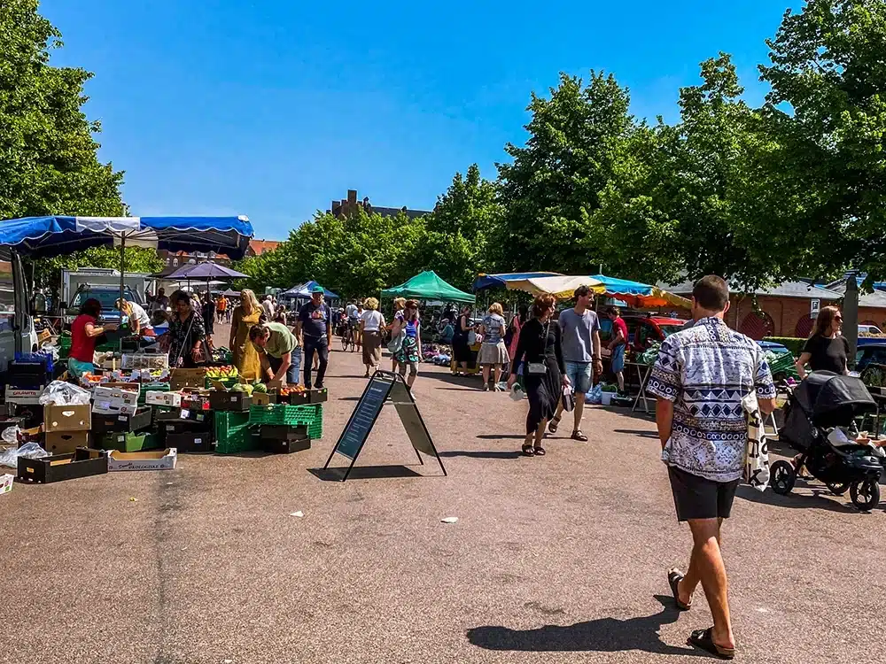 Mennesker handler på det travle Ingerslev Boulevard marked