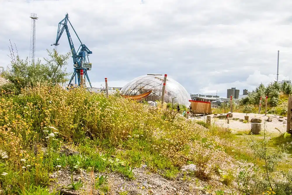 Pier 2 og udsigten over industrihavnen og en stor kran.