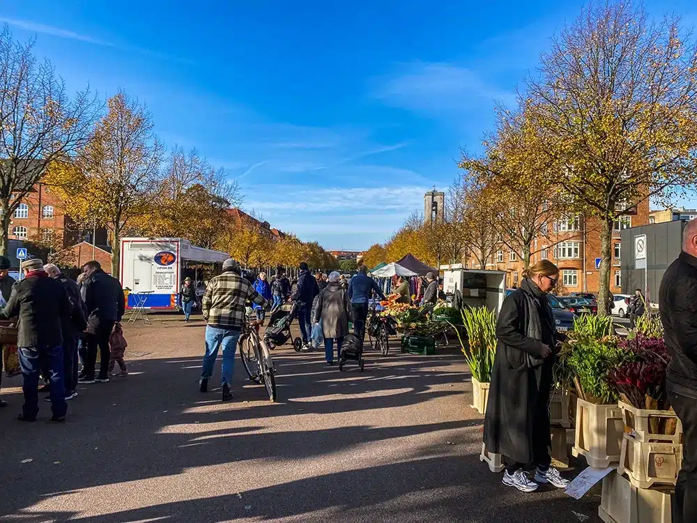 Stemningsbillede af Ingerslev Boulevard marked under træerne