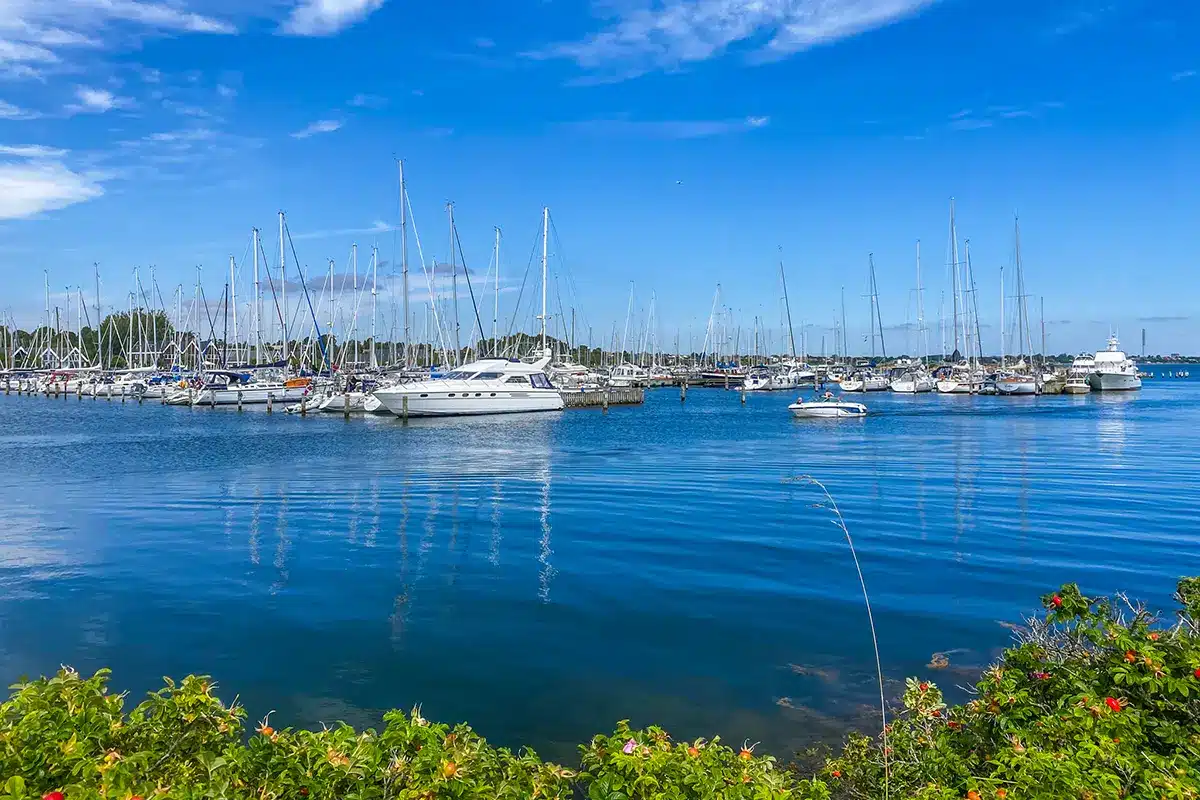 Både i havnen ved Egå Marina under blå himmel