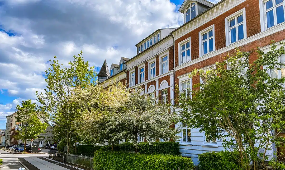 Charmerende arkitektur og klassiske vinduer på en ejendom i Øgadekvarteret