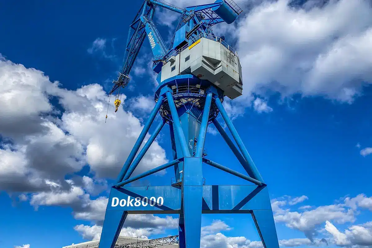 Dokk 8000 kran i Mellemarmen havn set nedefra