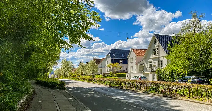 Dronning Margrethes Vej - Hvide patriciervillaer tæt på skov og vand på Trøjborg Dronning Margrethes Vej - Hvide patriciervillaer tæt på skov og vand på Trøjborg