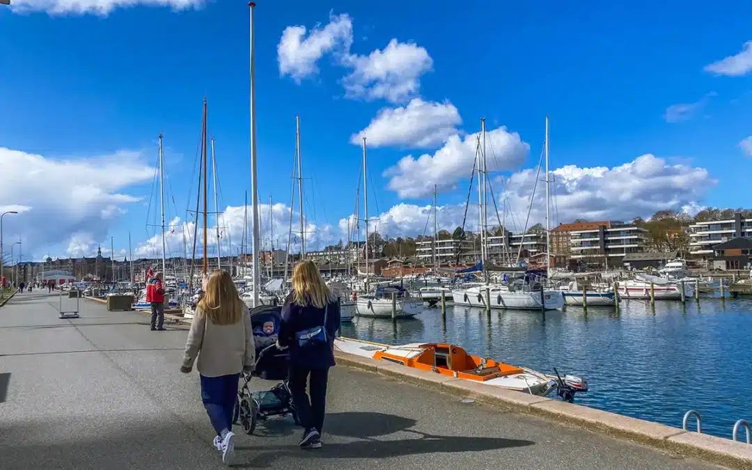 Familier paa gaatur langs Aarhus Lystbaadehavn promenade » Aarhus Inside Århus Lystbådehavn