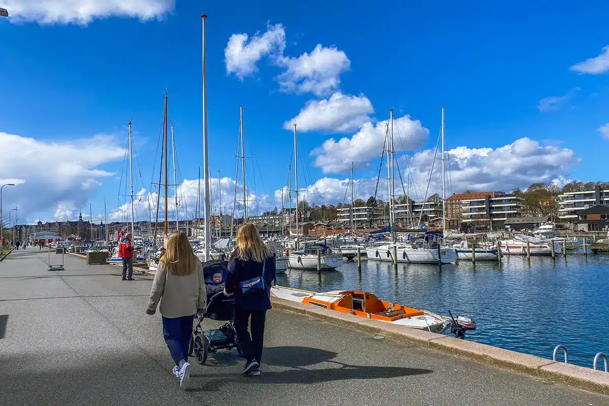 Familier på gåtur langs Aarhus Lystbådehavn promenade