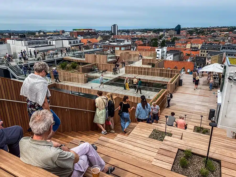 Gæster der nyder udsigten og atmosfæren på Salling Rooftop