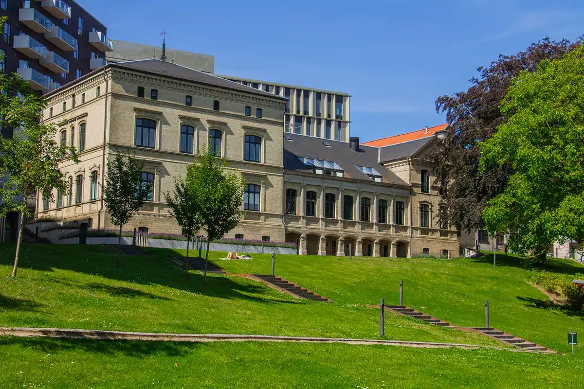 Historisk bygning på grøn bakke i Ceres Parken