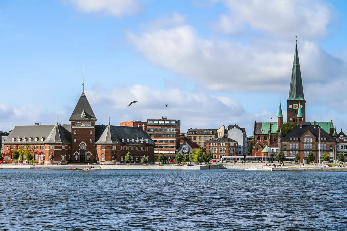 Historiske bygninger langs Mellemarmen havn ved åen