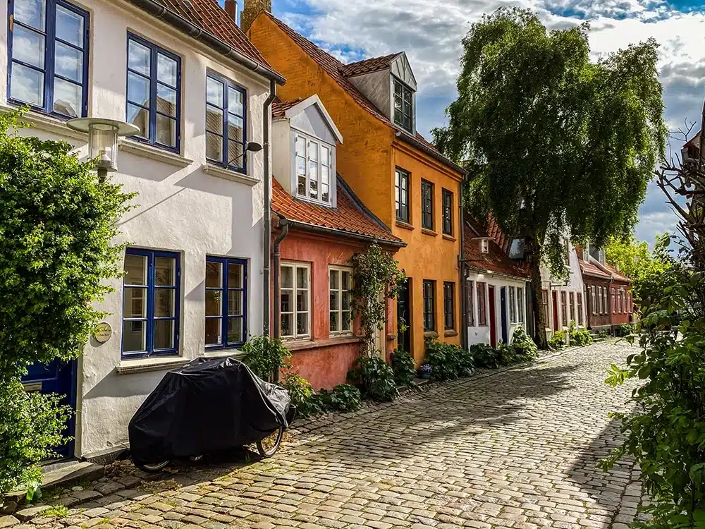 Historiske og brostensbelagte huse på Møllestien