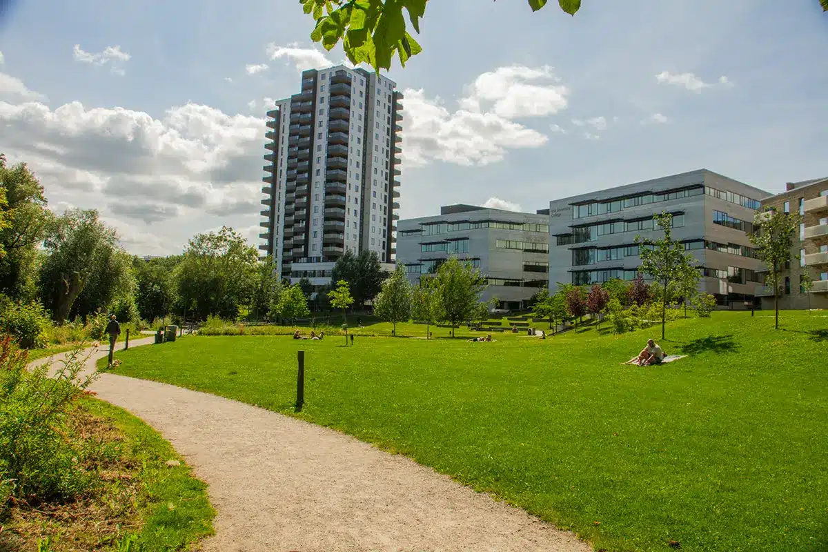 Højhus og grøn park med mennesker i Ceres Parken