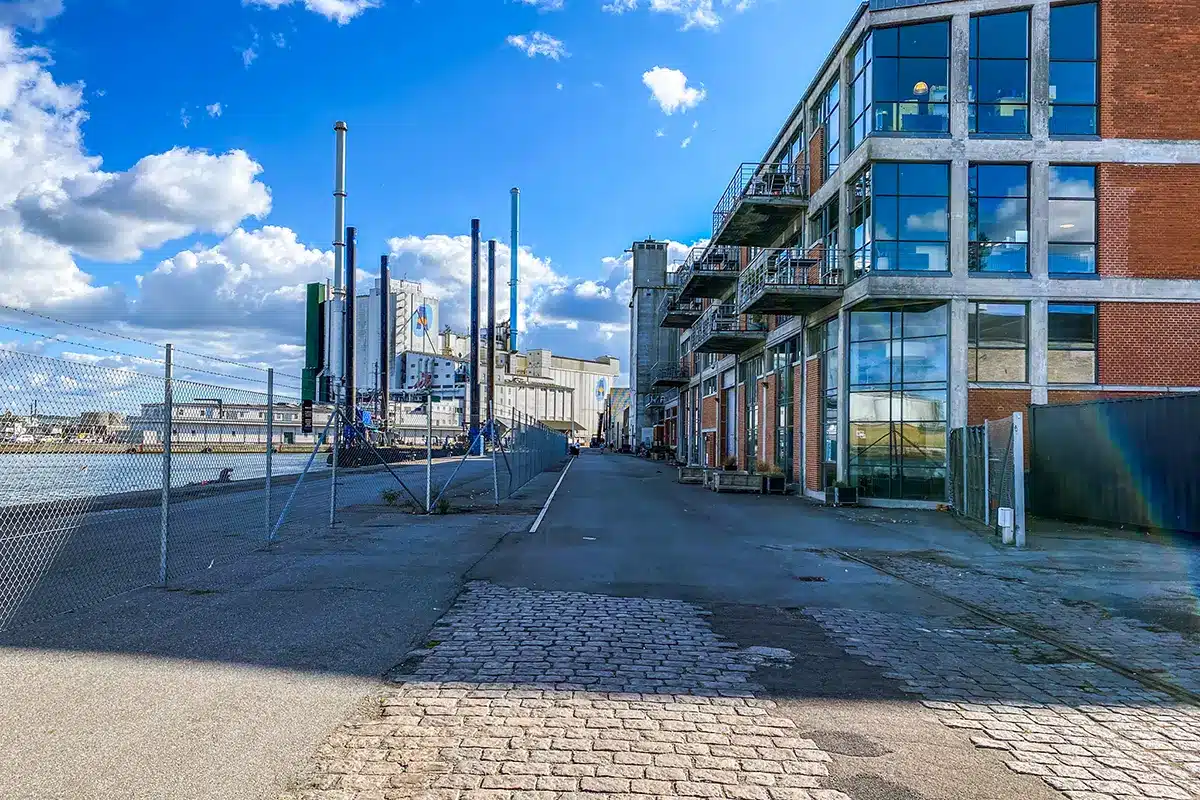 Industriel kaj langs Mellemarmen havn med gamle bygninger