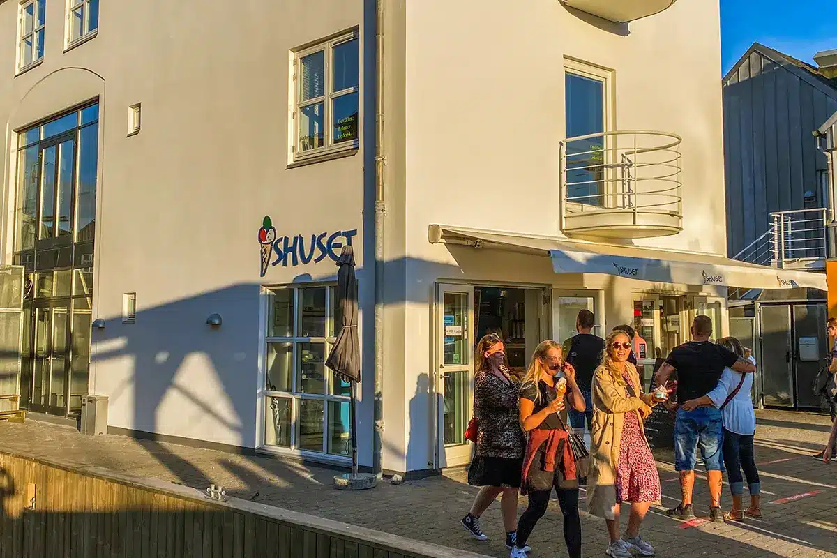 Isbutik og gæster ved Marselisborg havn i aftensol
