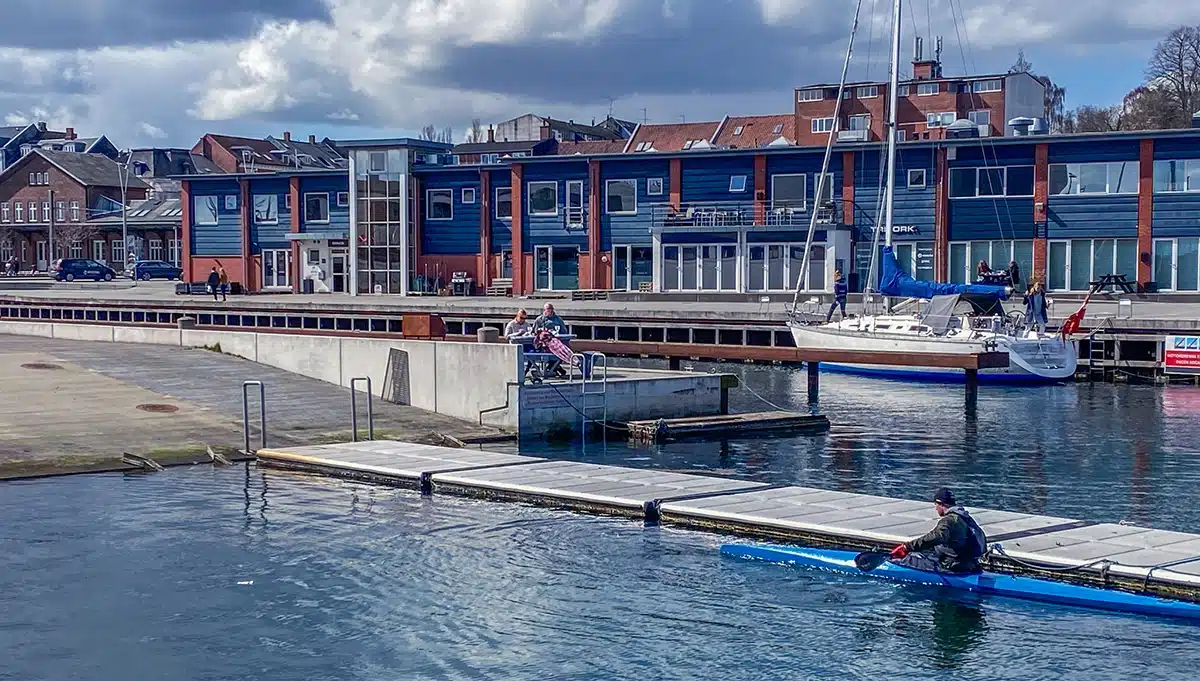 Kajak ved flydebro og bygninger i Aarhus Lystbådehavn