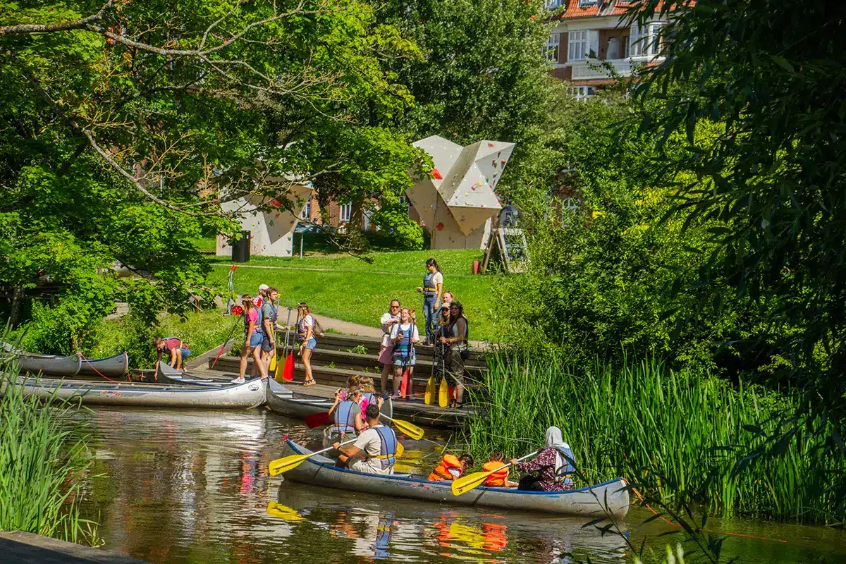 Kanoer og klatrevæg ved åen i Ceres Parken