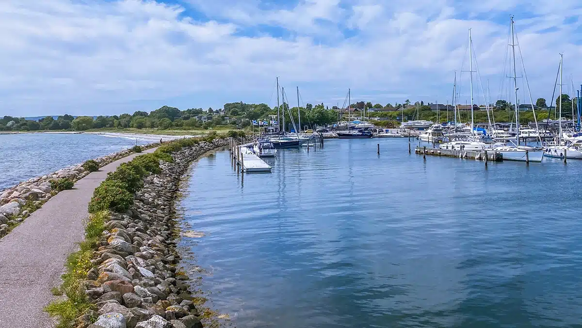 Kyststi langs Egå Marina med både og grønt område
