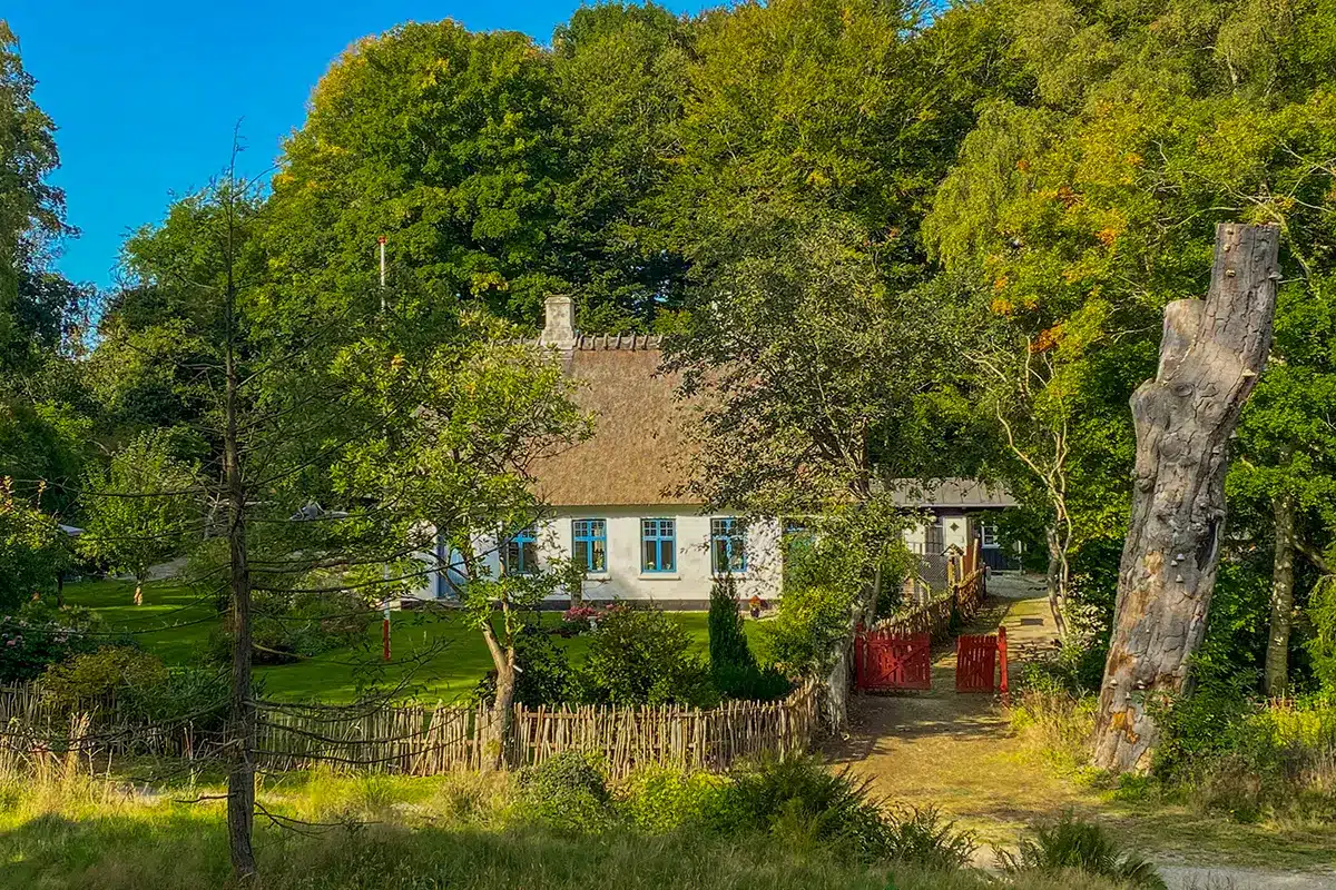 Lille hus med have gemt i Forstbotanisk have