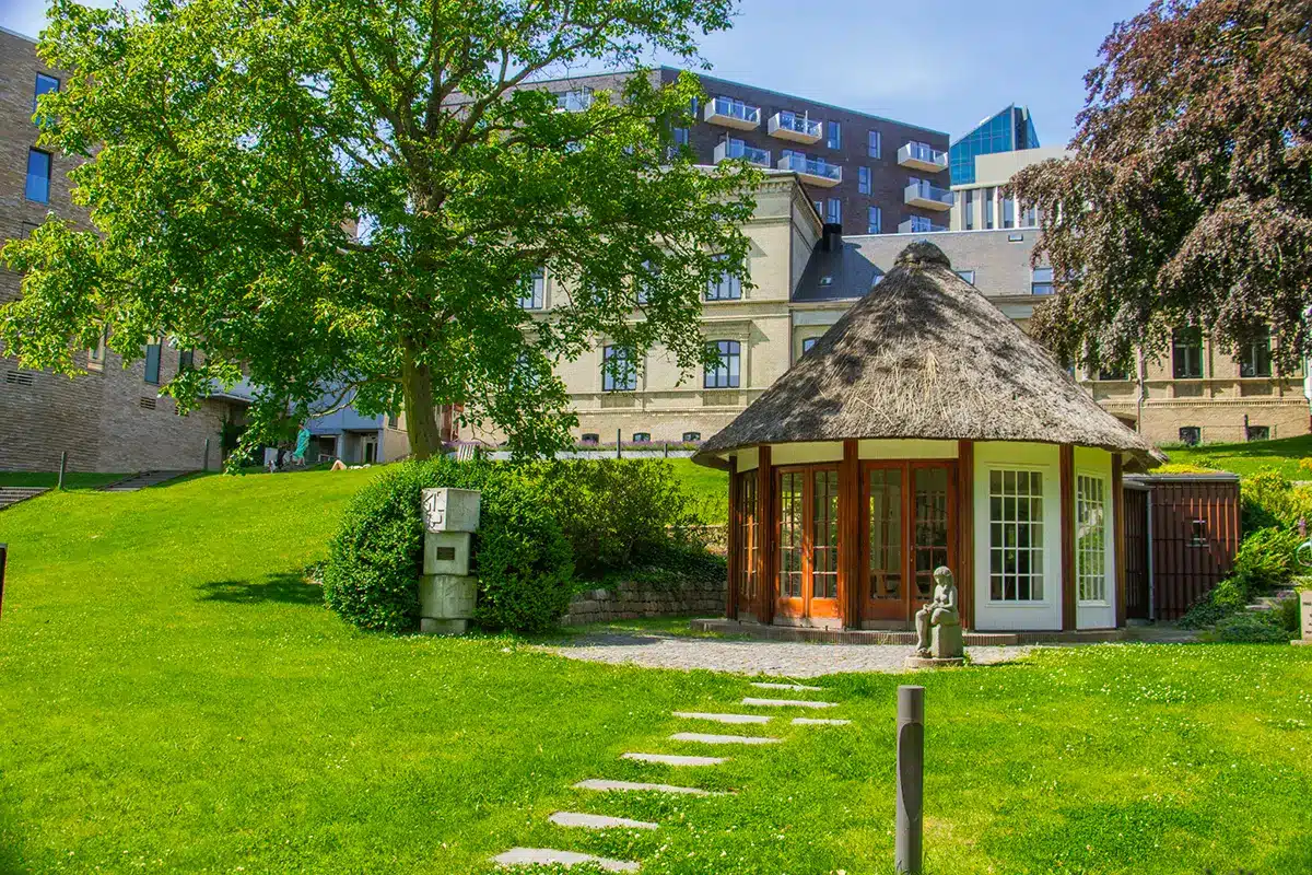 Lille pavillon og statue i grøn park ved Ceres Parken