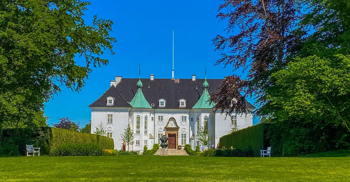 Marselisborg Slotspark slottet set fra parken Marselisborg Slotspark slottet set fra parken