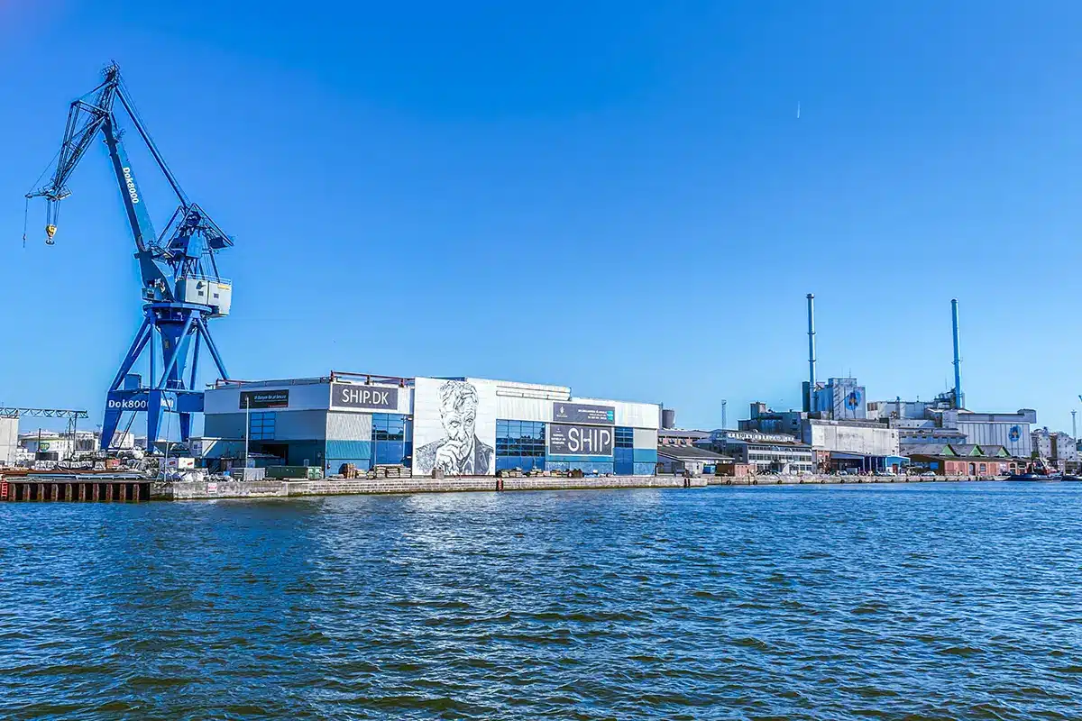 Mellemarmen havn med kran og gamle pakhuse