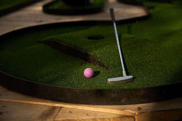 Minigolf og middag for singler i Golfskoven - Envato billede
