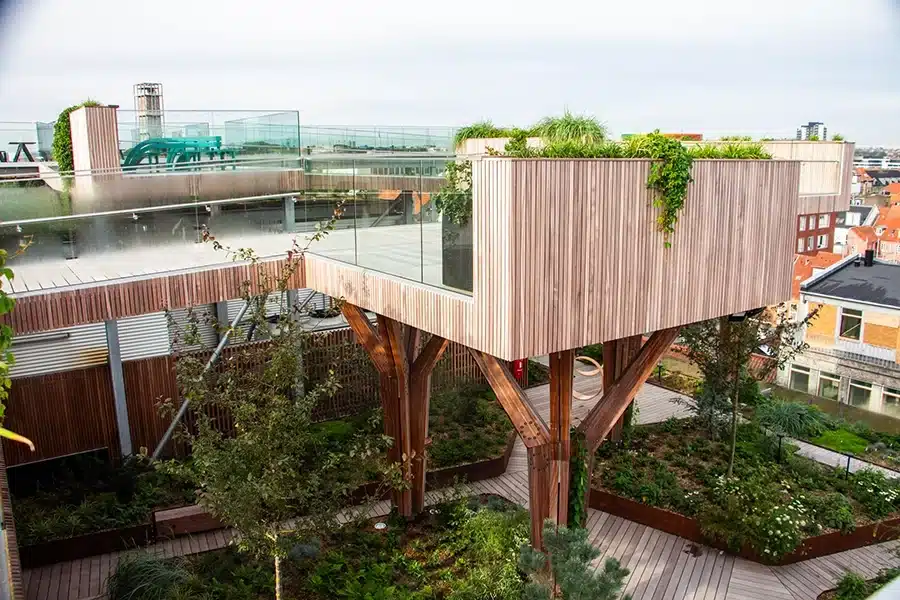 Moderne arkitektur og grønne planter på Salling Rooftop