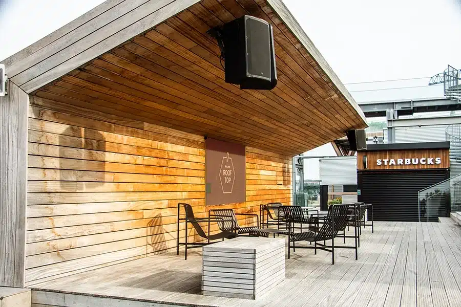 Scenen og Starbucks kaffebar på Salling Rooftop