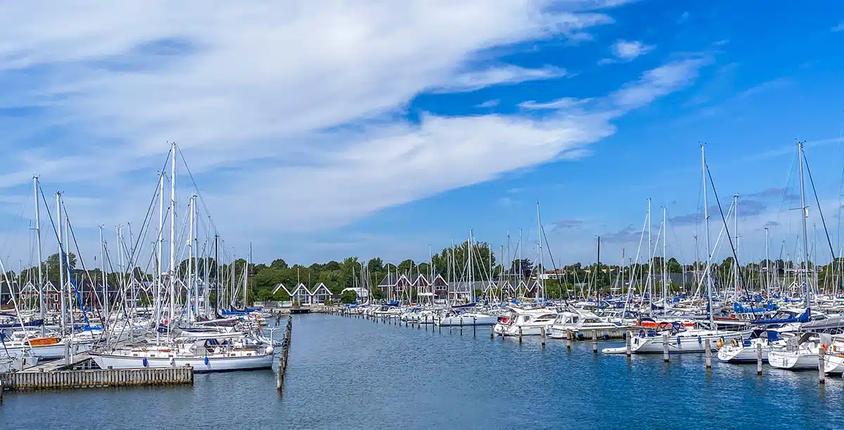 Sejlbåde og broer i Egå Marina set fra vandet