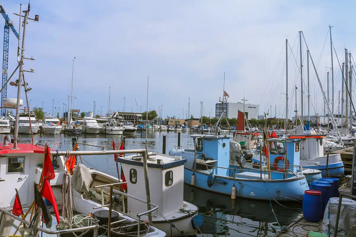 Små fiskerbåde fortøjet i indre bassin ved Aarhus Lystbådehavn