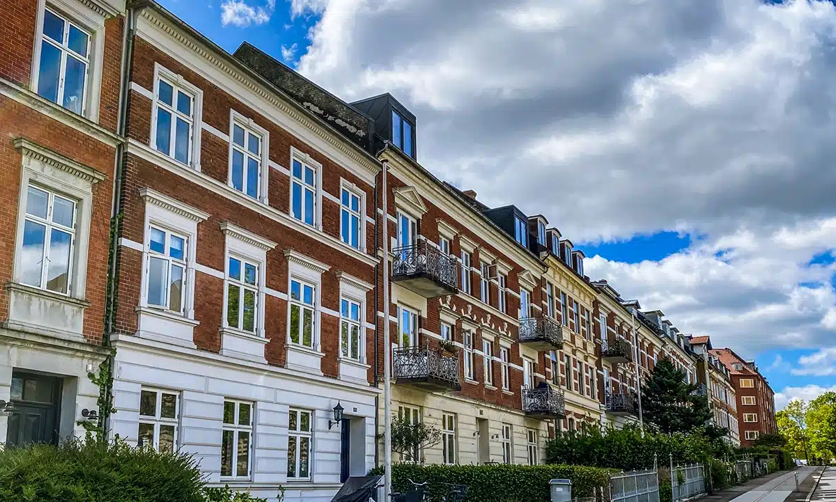 Smukke røde murstenshuse med hvide detaljer i det populære Øgadekvarteret. Smukke røde murstenshuse med hvide detaljer i det populære Øgadekvarteret.