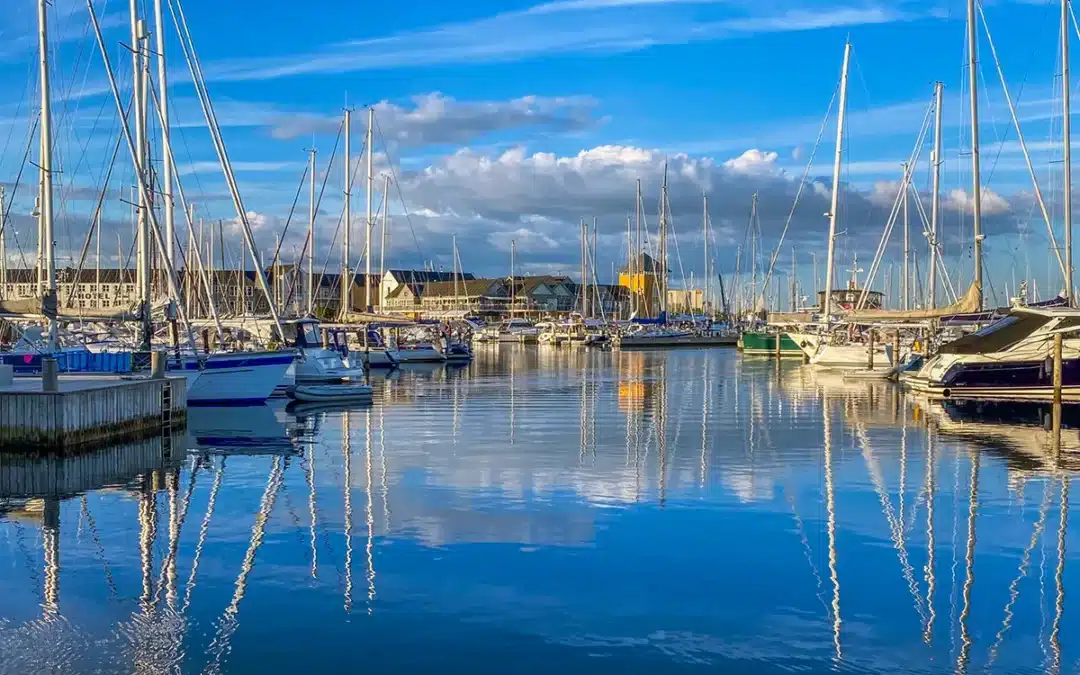 Spejlinger mellem baade i Marselisborg havn ved aftenlys » Aarhus Inside Marselisborg havn