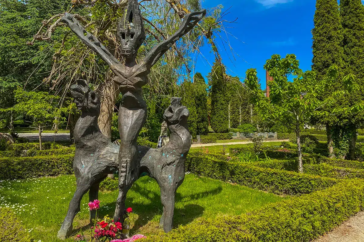 Stenindrammet gravplads med historisk udtryk på Nordre Kirkegård