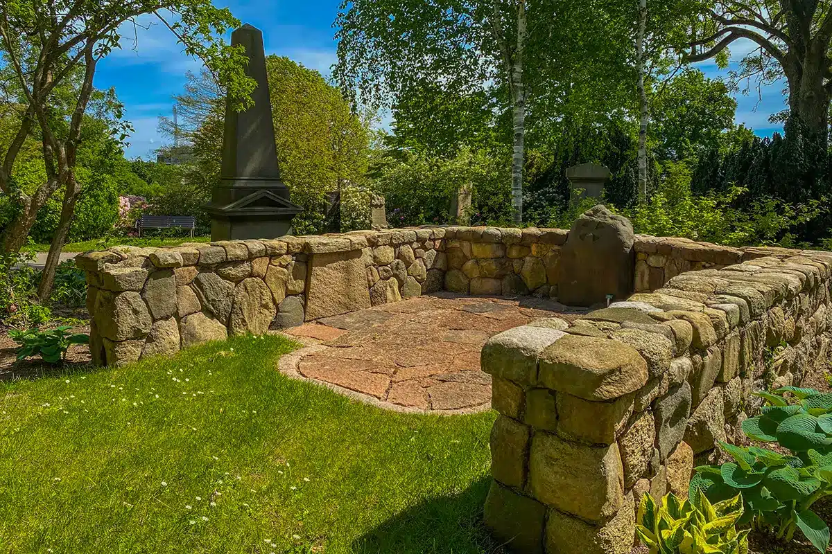 Stenindrammet gravplads med historisk udtryk på Nordre Kirkegård