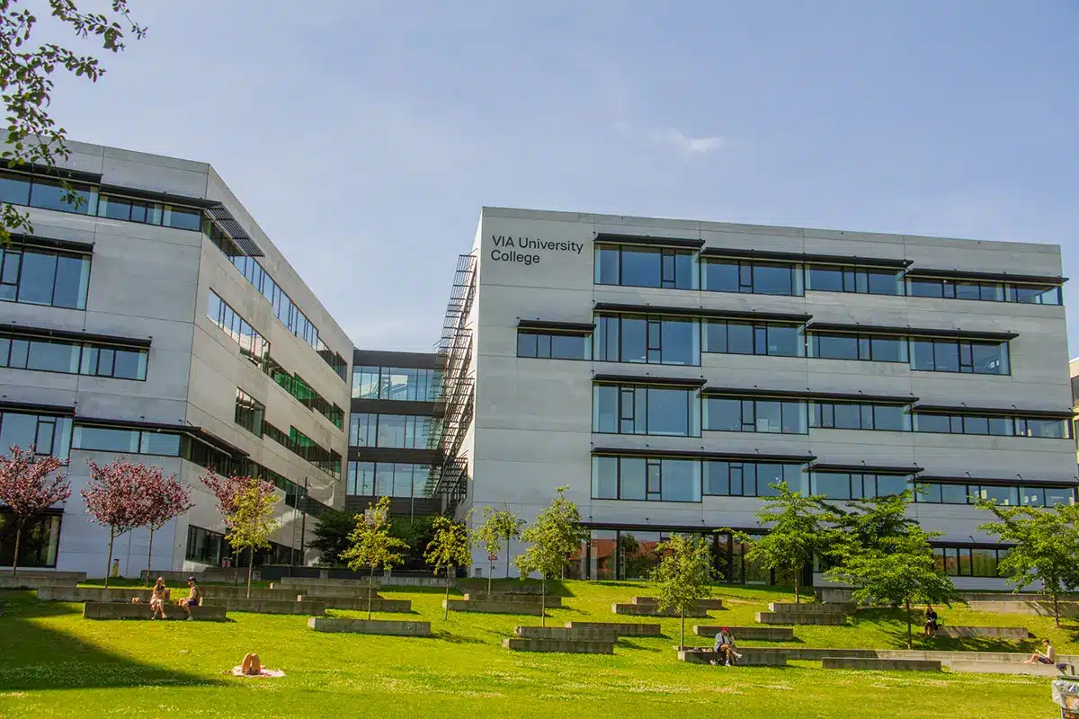 Studerende slapper af foran VIA ved Ceres Parken