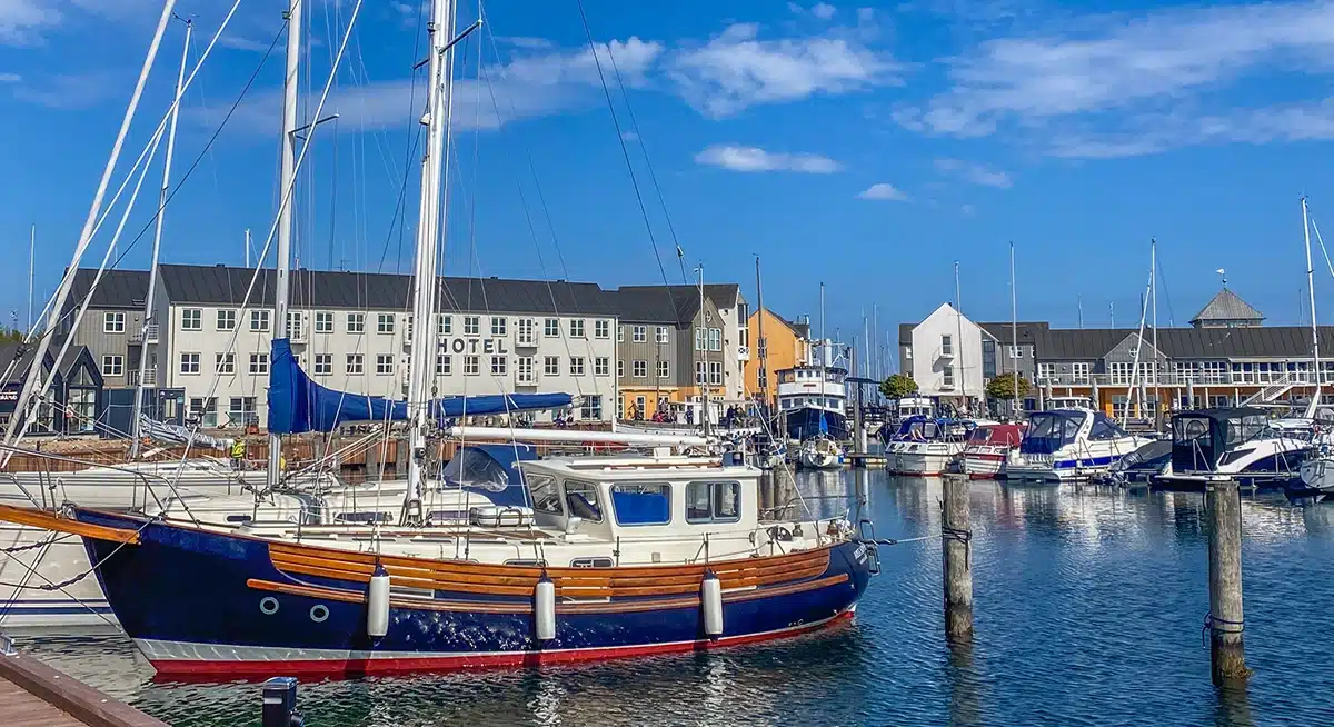 Træskib og hotel i baggrunden ved Marselisborg havn