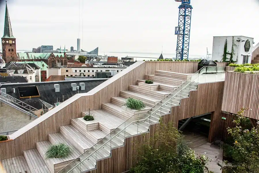 Trapper og kig mod Aarhus Havn fra Salling Rooftop