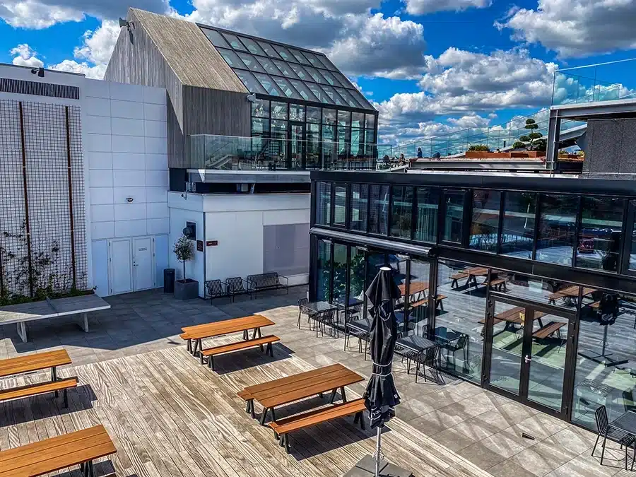 Udendørs siddepladser og væksthus-arkitektur på Salling Rooftop