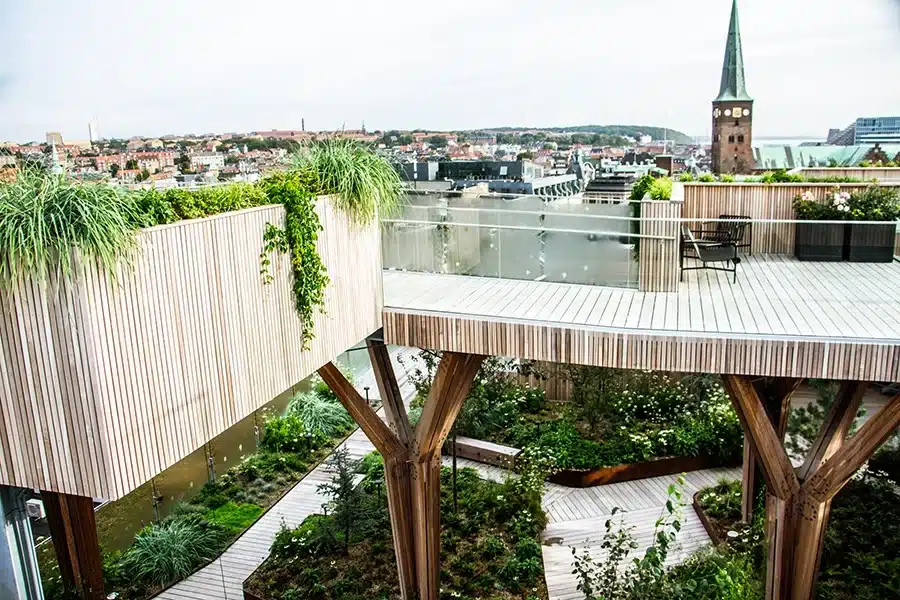 Udsigt til Aarhus Domkirke fra Salling Rooftop tagterrasse
