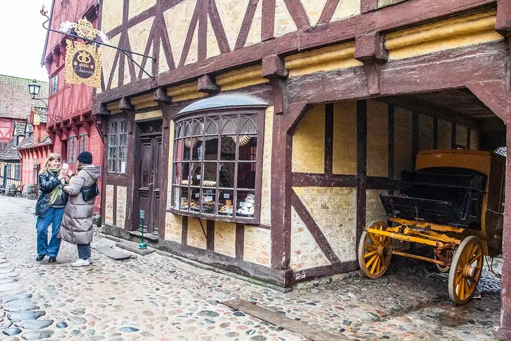 Vinterferie i Den Gamle By med besoegende som spiser is » Aarhus Inside Vinterferie i Den Gamle By med besøgende som spiser is